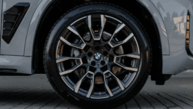 BMW X5 xDrive30d M Sport Pro 298 KM – Szary Skyscraper, Carbon i Driving Assistant Professional