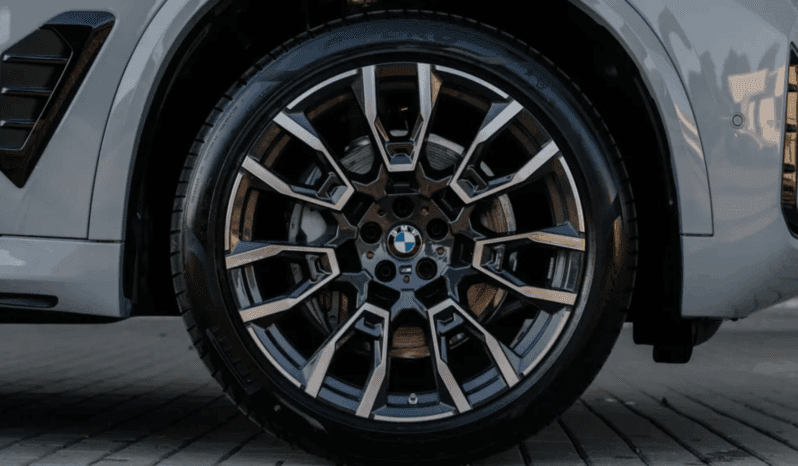 
								BMW X5 xDrive30d M Sport Pro 298 KM – Szary Skyscraper, Carbon i Driving Assistant Professional pełne									