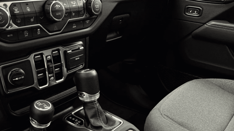 
								Jeep Wrangler Sahara 2.0 Turbo 272 KM 4WD ATX | Model 2025 pełne									