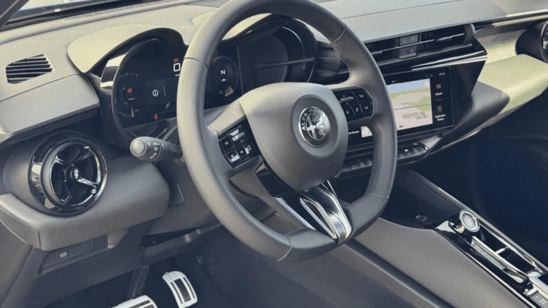 
								Alfa Romeo JUNIOR IBRIDA MY25 1.2 145 KM MHEV eDCT6 pełne									