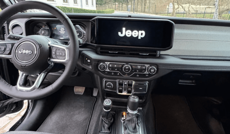 
								Jeep Wrangler Sahara 2.0 Turbo 272 KM 4WD ATX | Model 2025 pełne									