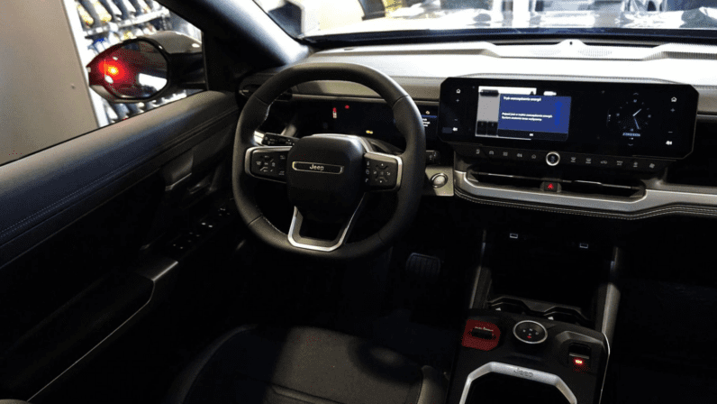 
								JEEP Compass First Edition e-Hybrid 145 KM e-DCT6 FWD pełne									